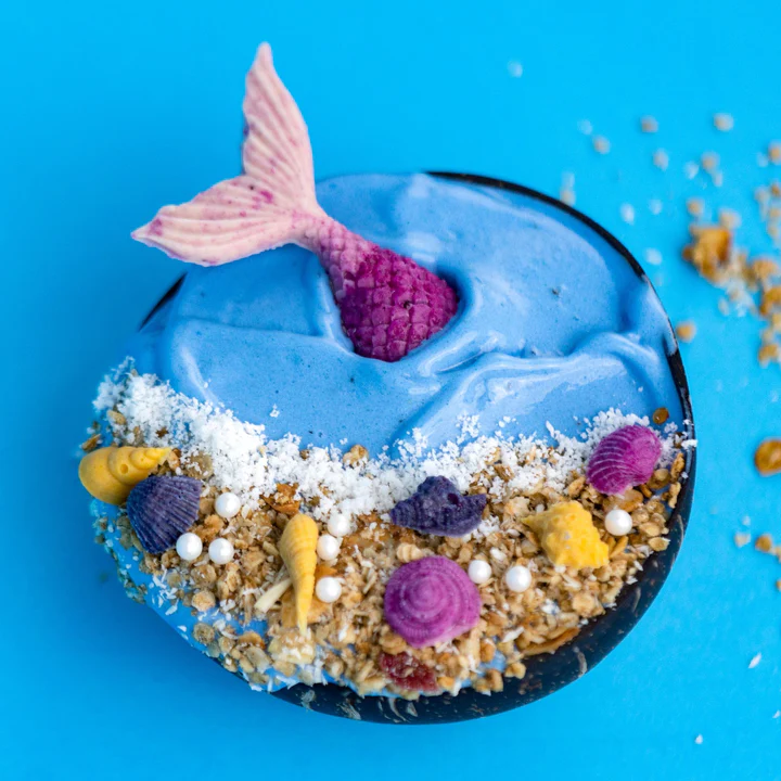 Blue Spirulina por – élénk kék, semleges ízű természetes ételszínezék italokhoz, tésztákhoz, desszertekhez, krémekhez.