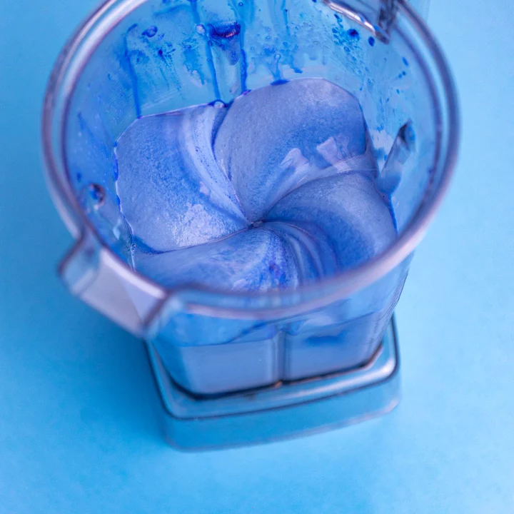 Blue Spirulina por – élénk kék, semleges ízű természetes ételszínezék italokhoz, tésztákhoz, desszertekhez, krémekhez.