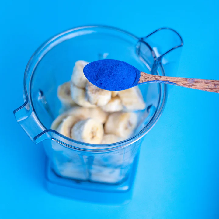 Blue Spirulina por – élénk kék, semleges ízű természetes ételszínezék italokhoz, tésztákhoz, desszertekhez, krémekhez.