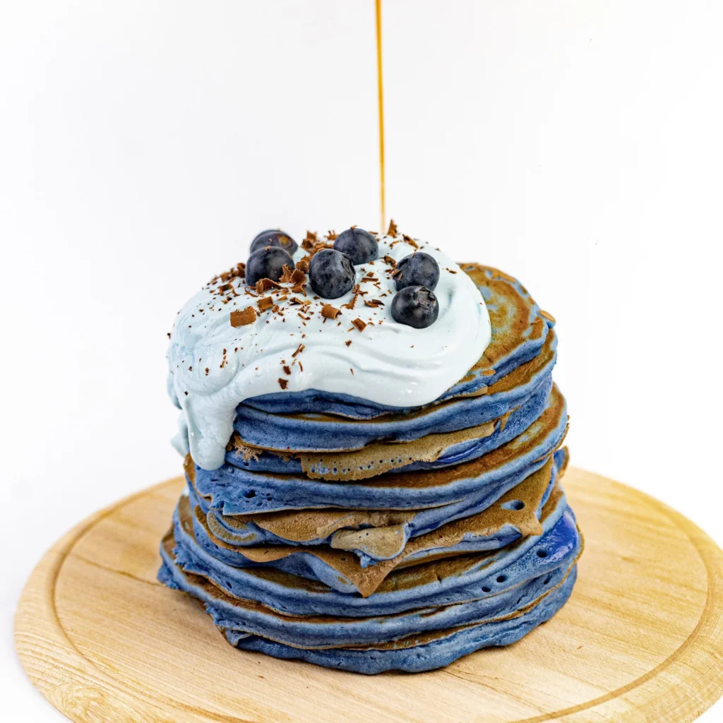 Blue Spirulina por – élénk kék, semleges ízű természetes ételszínezék italokhoz, tésztákhoz, desszertekhez, krémekhez.