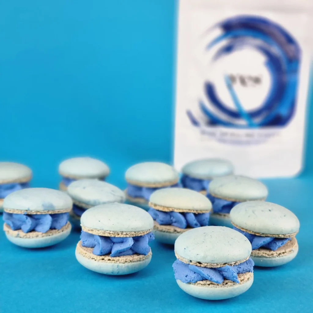 Blue Spirulina por – élénk kék színű, semleges ízű természetes ételszínezék smoothie-hoz, desszertekhez, lattekhoz.