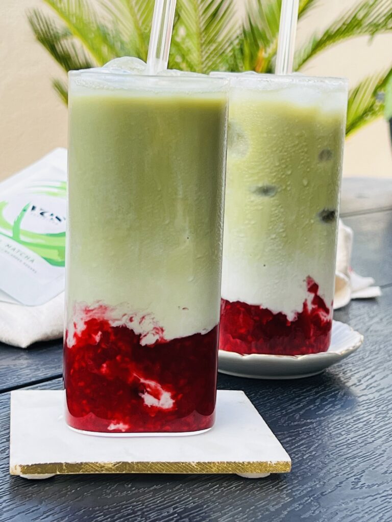 Matcha_Berry_Bliss Ceremoniális Matcha por – zöld tea por, telt zöld színnel, ideális latte-hoz, süteményekhez és reggelikhez.