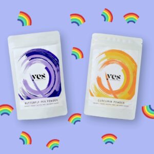 Yes Superfood Curcumin és Butterfly Pea porok pasztell háttéren, szivárvány ikonokkal díszítve.