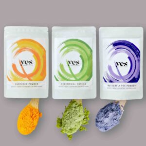 Curcumin, Ceremonial Matcha és Butterfly Pea porok sorban, fa kanalakon elhelyezett színes porokkal