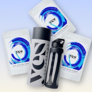 Yes Superfood Blue Spirulina termékcsomag shakerrel, világos háttéren elhelyezve.