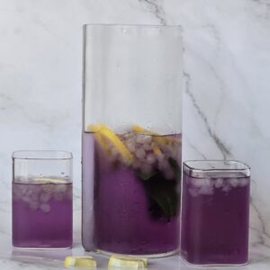 Lila black carrot lemonade citrommal és jéggel, természetes színezővel készítve