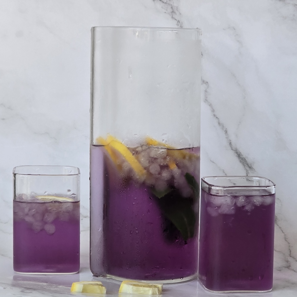 Lila black carrot lemonade citrommal és jéggel, természetes színezővel készítve