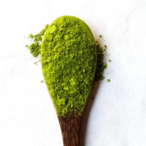 Matcha por fakanálon, élénk zöld színű természetes por italokhoz és desszertekhez.